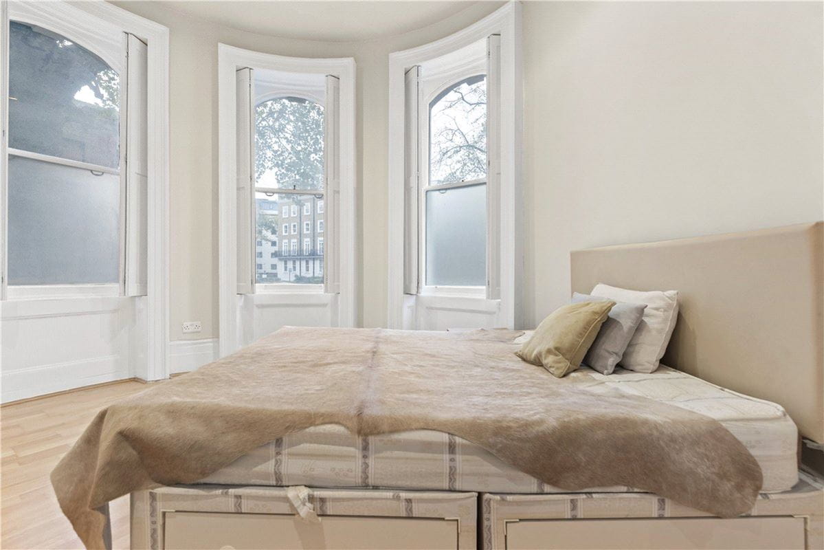 1 bedroom flat, Royal Crescent, Holland Park W11 - Available