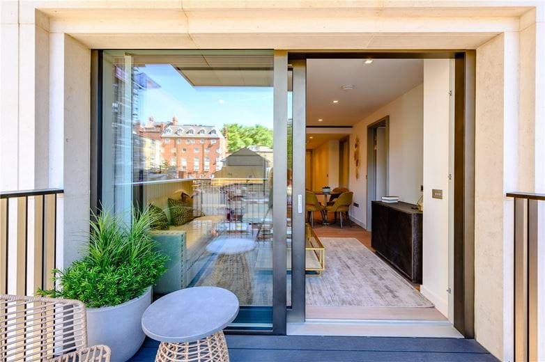 3 bedroom flat, Edgware Road, W2 - Available