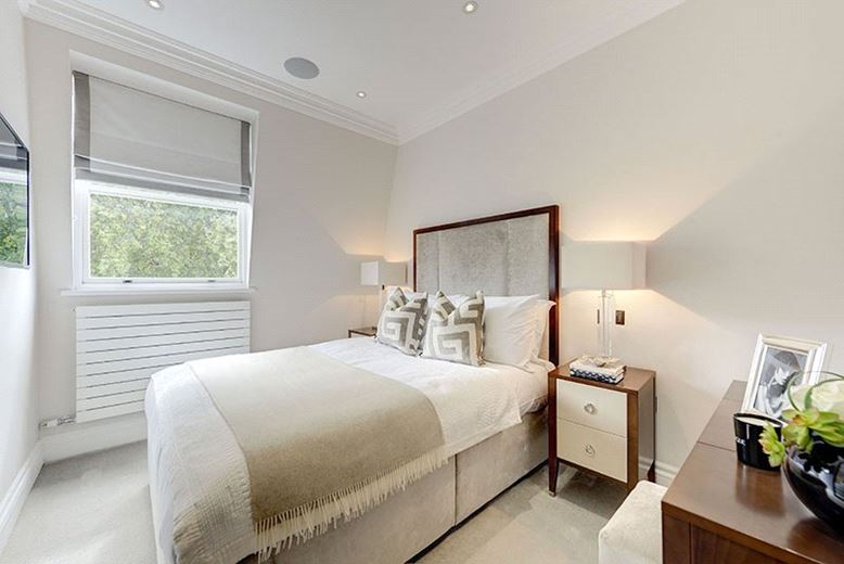 2 bedroom flat, Kensington Gardens Square, London W2 - Available