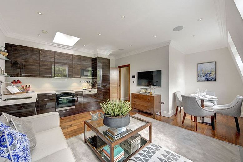 2 bedroom flat, Kensington Gardens Square, London W2 - Available