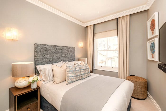 2 bedroom flat, Prince of Wales Terrace, London W8 - Available