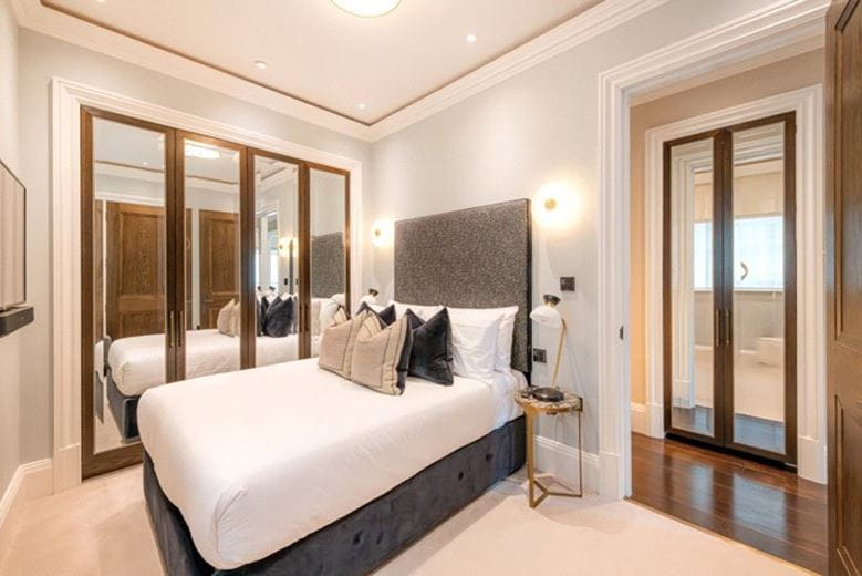 2 bedroom flat, Prince of Wales Terrace, London W8 - Available