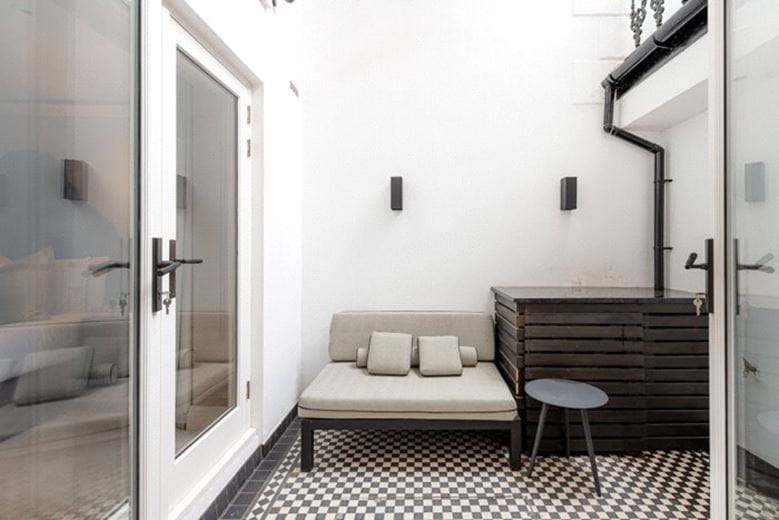 3 bedroom flat, Prince of Wales Terrace, London W8 - Available