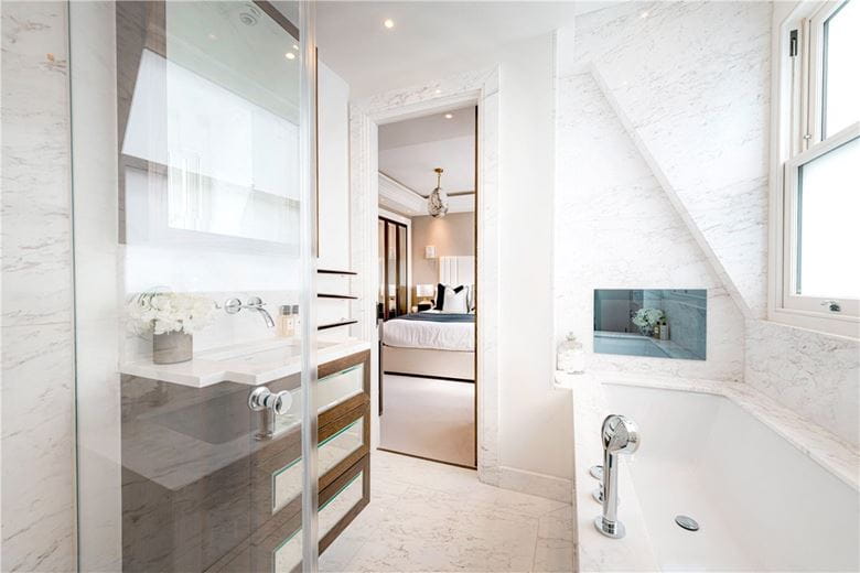 3 bedroom flat, Prince of Wales Terrace, London W8 - Available