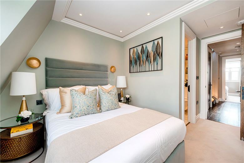 3 bedroom flat, Prince of Wales Terrace, London W8 - Available