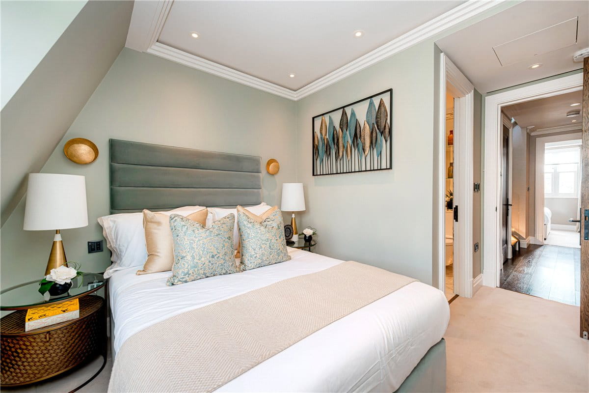 3 bedroom flat, Prince of Wales Terrace, London W8 - Available