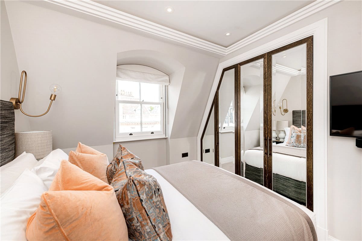 3 bedroom flat, Prince of Wales Terrace, London W8 - Available