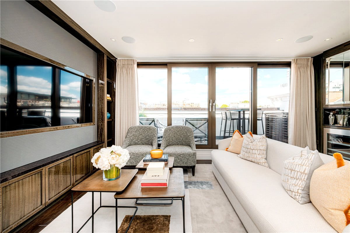 3 bedroom flat, Prince of Wales Terrace, London W8 - Available