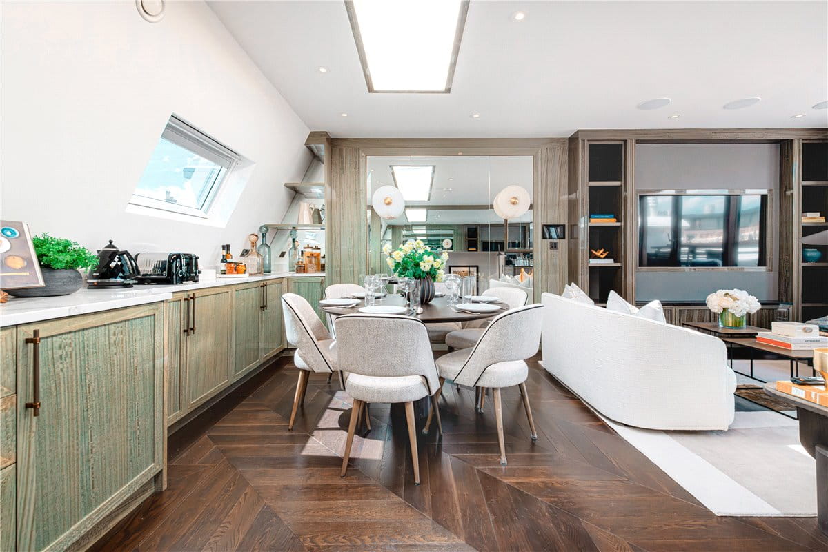 3 bedroom flat, Prince of Wales Terrace, London W8 - Available