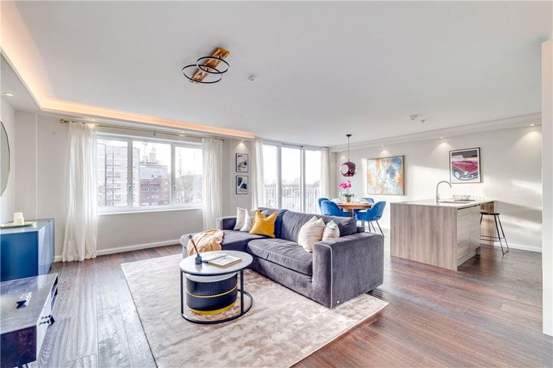 3 bedroom flat, St. Mary Abbots Terrace, London W14 - Available