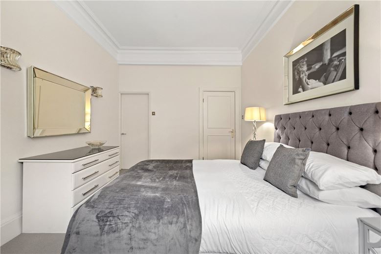 2 bedroom flat, Lincoln House, Basil Street SW3 - Available