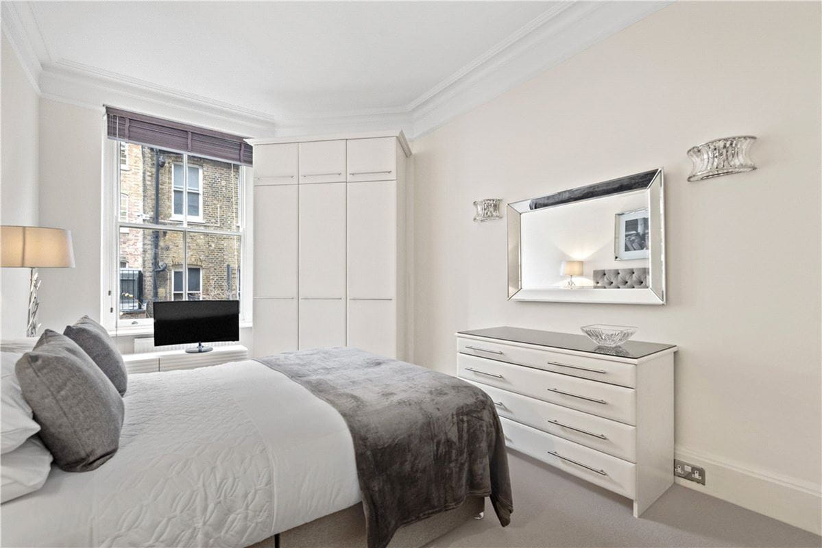 2 bedroom flat, Lincoln House, Basil Street SW3 - Available