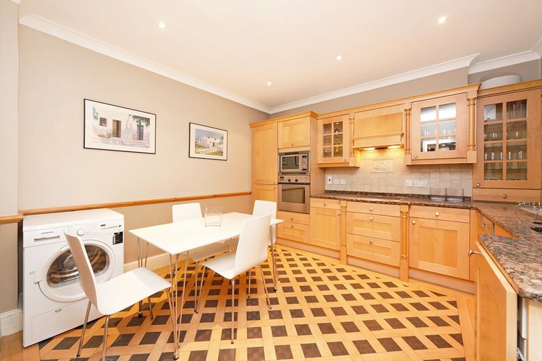 2 bedroom flat, Lincoln House, Basil Street SW3 - Available
