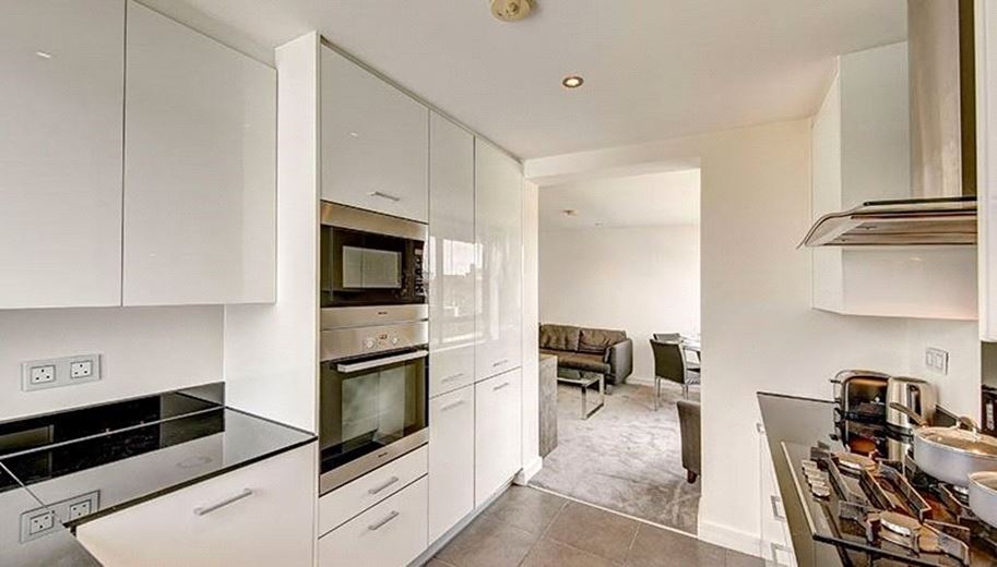 2 bedroom flat, Fulham Road, Chelsea SW3 - Available