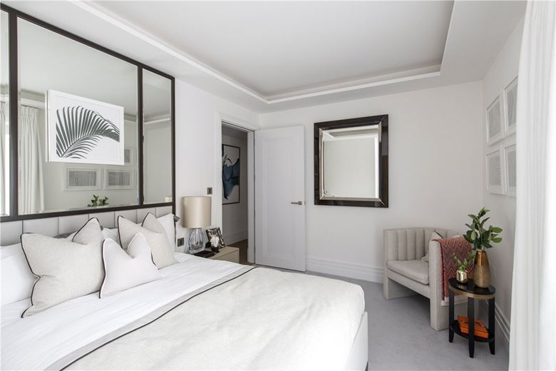 2 bedroom flat, Kensington Gardens Square, Bayswater W2 - Available