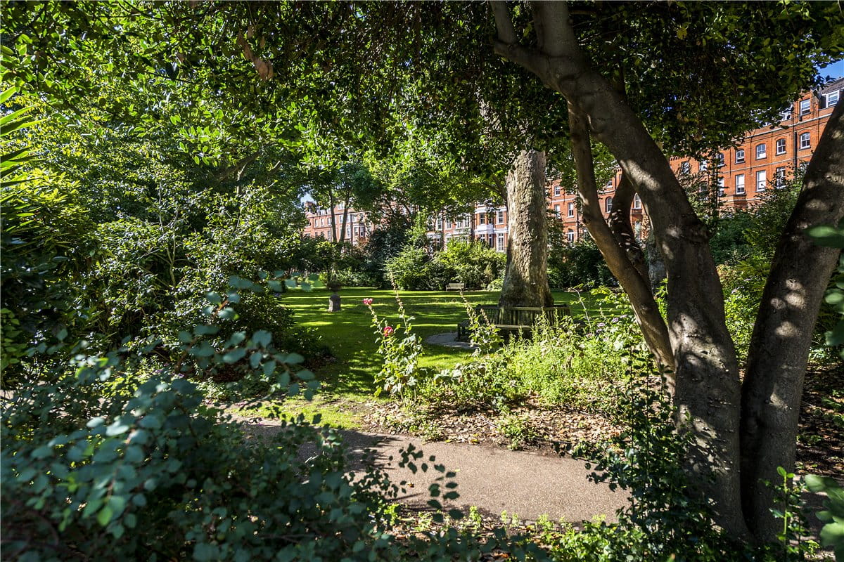 2 bedroom flat, Lennox Gardens, Knightsbridge SW1X