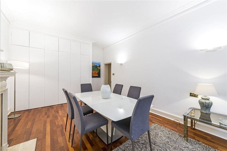 2 bedroom flat, Lincoln House, Basil Street SW3 - Available