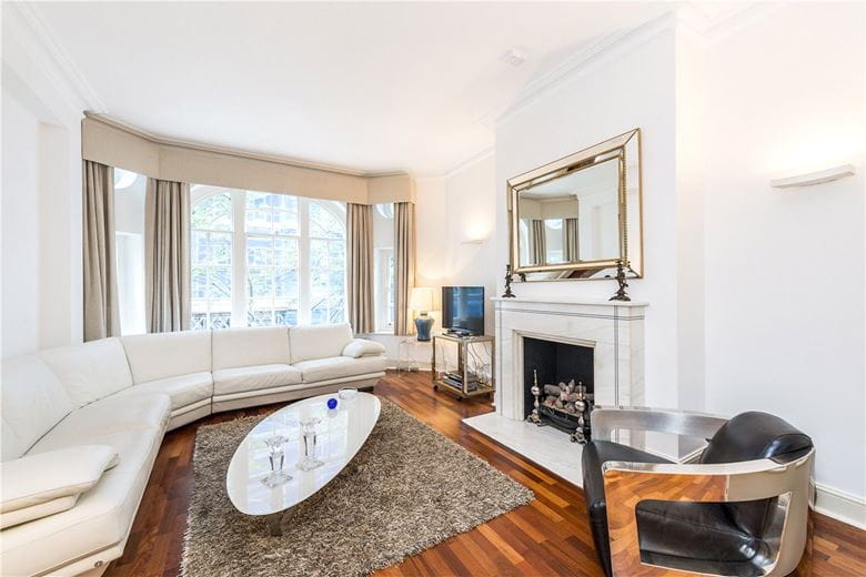 2 bedroom flat, Lincoln House, Basil Street SW3 - Available
