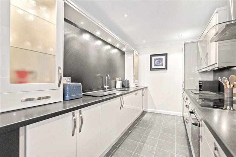2 bedroom flat, Lincoln House, Basil Street SW3 - Available