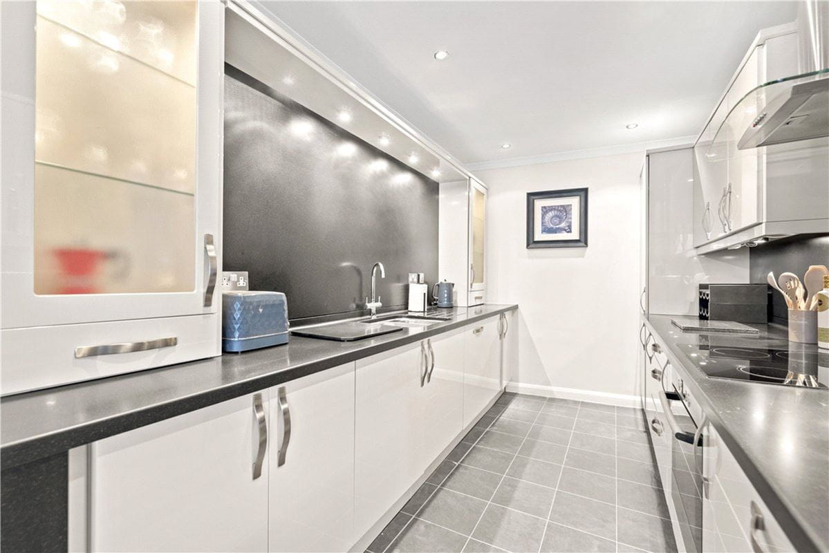 2 bedroom flat, Lincoln House, Basil Street SW3 - Available