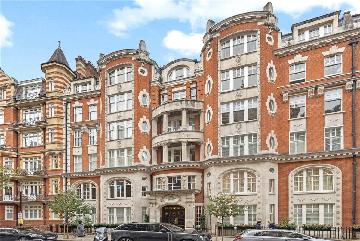 2 bedroom flat, Lincoln House, Basil Street SW3 - Available