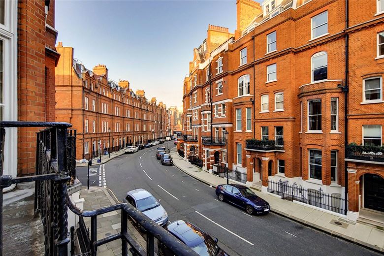 1 bedroom flat, Egerton Gardens, Knightsbridge SW3 - Available
