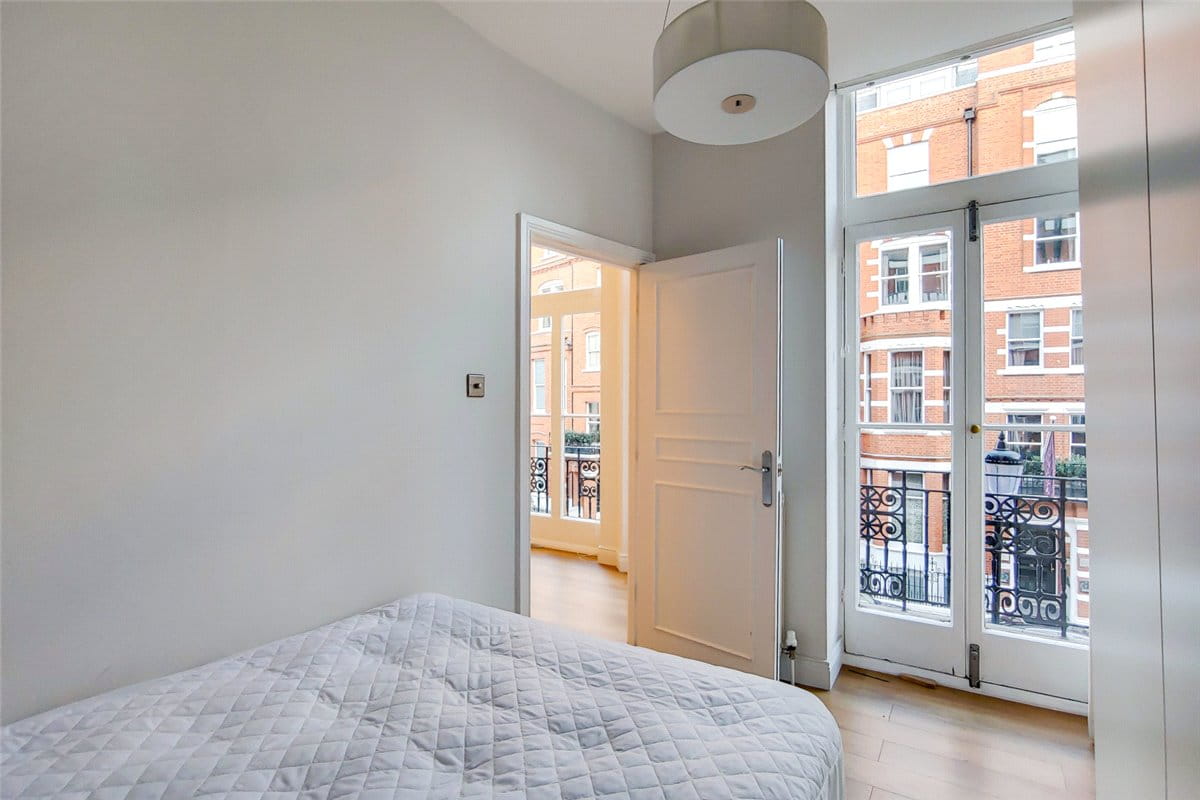 1 bedroom flat, Egerton Gardens, Knightsbridge SW3 - Available