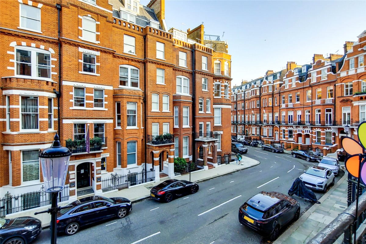 1 bedroom flat, Egerton Gardens, Knightsbridge SW3 - Available