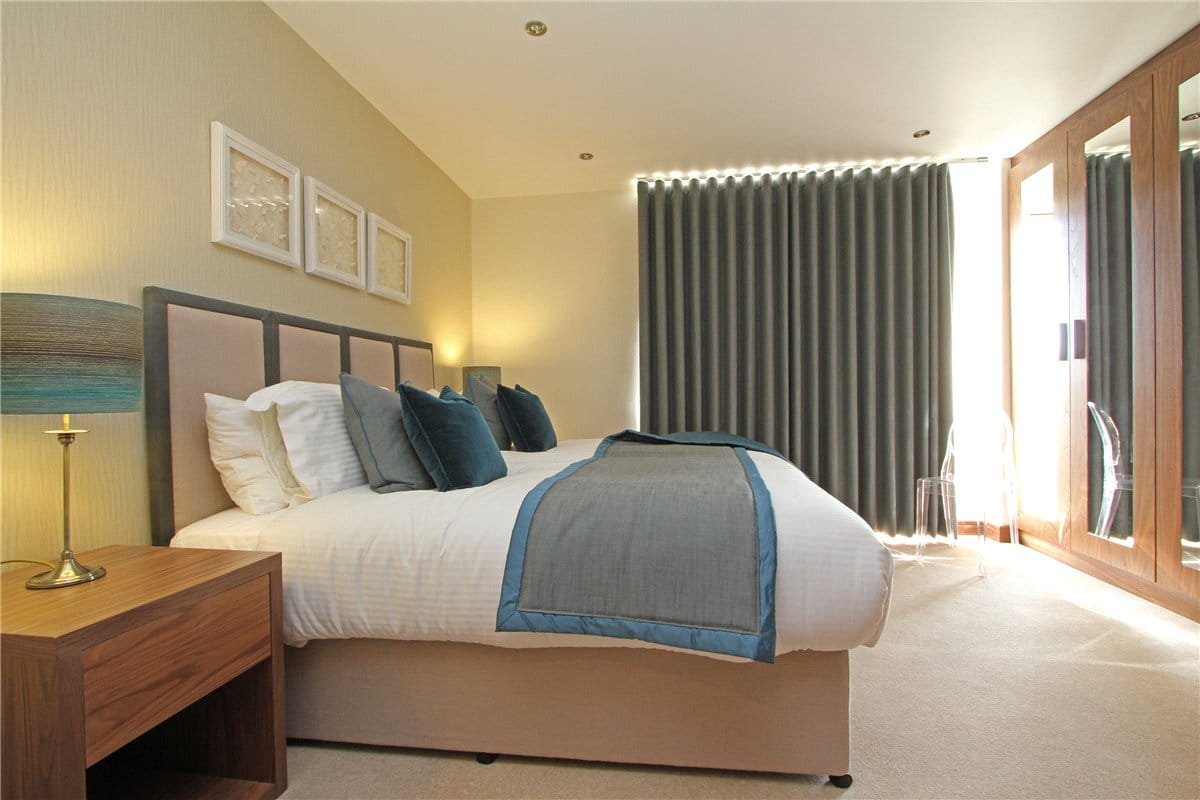 3 bedroom flat, Tarnbrook Court, 9 Holbein Place SW1W - Available