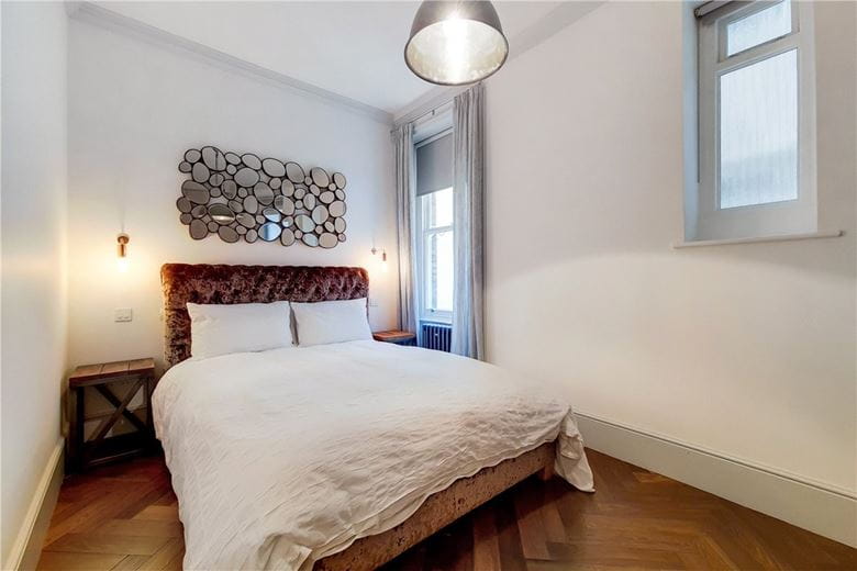 2 bedroom flat, Earl's Court Square, Earls Court SW5 - Available