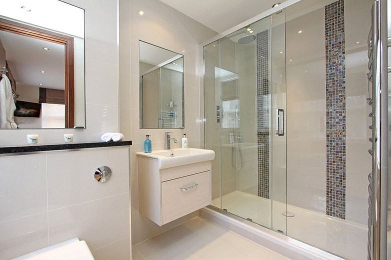 3 bedroom flat, Ennismore Gardens, London SW7 - Available