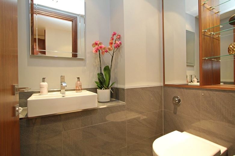 3 bedroom flat, Ennismore Gardens, London SW7 - Available