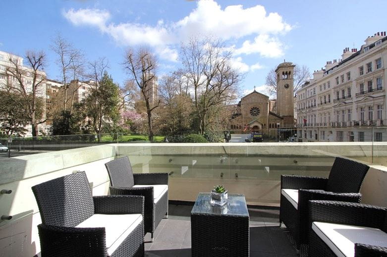 3 bedroom flat, Ennismore Gardens, London SW7 - Available