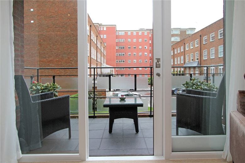 2 bedroom flat, Ennismore Gardens, London SW7 - Available