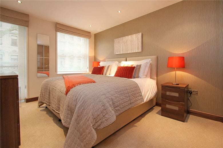 2 bedroom flat, Ennismore Gardens, London SW7 - Available