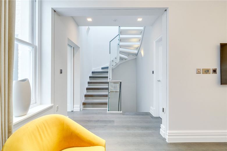 4 bedroom house, Queens Gate Mews, South Kensington SW7 - Available