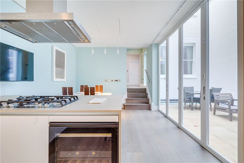 4 bedroom house, Queens Gate Mews, South Kensington SW7 - Available