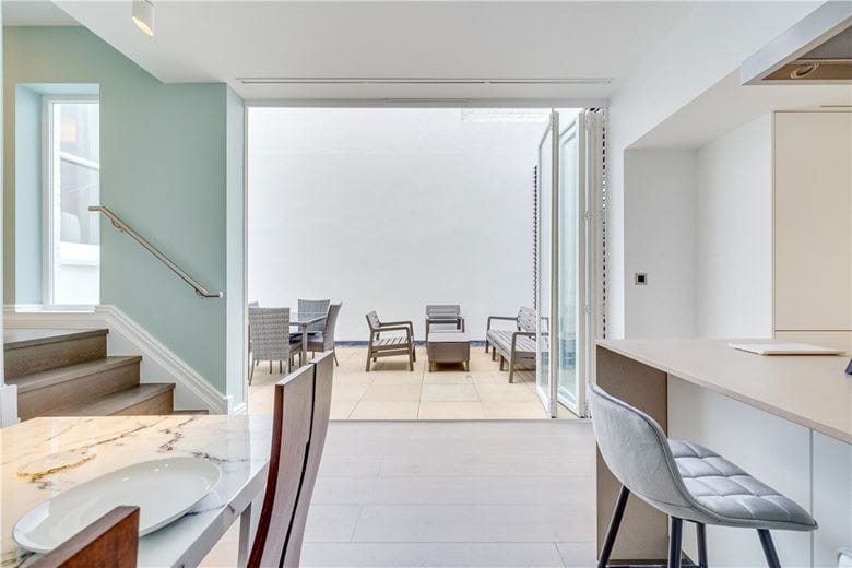 4 bedroom house, Queens Gate Mews, South Kensington SW7 - Available