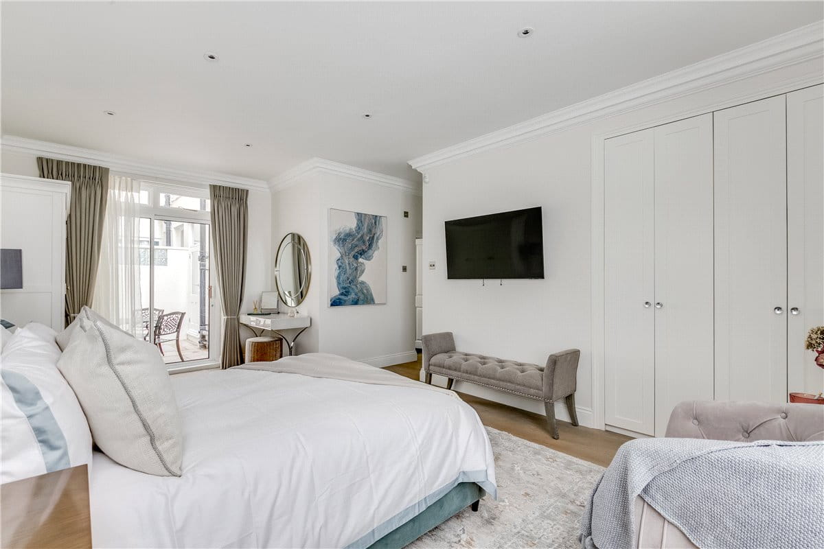 2 bedroom flat, Queen's Gate, South Kensington SW7 - Available