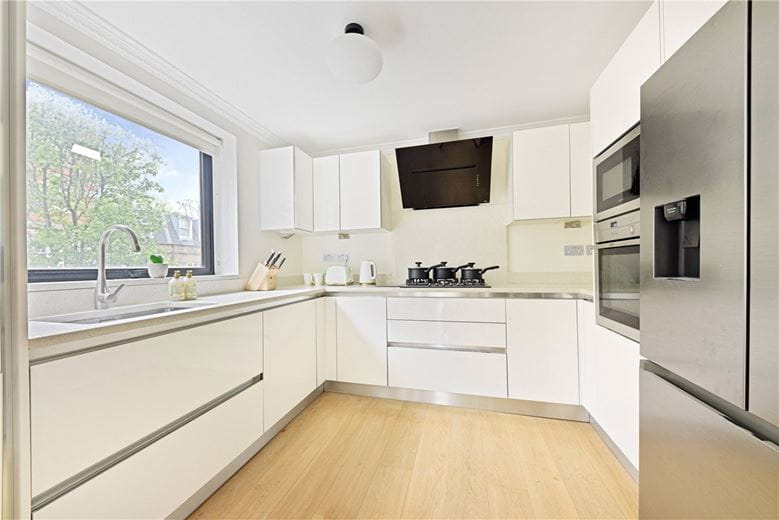 3 bedroom flat, Drayton Gardens, London SW10 - Available