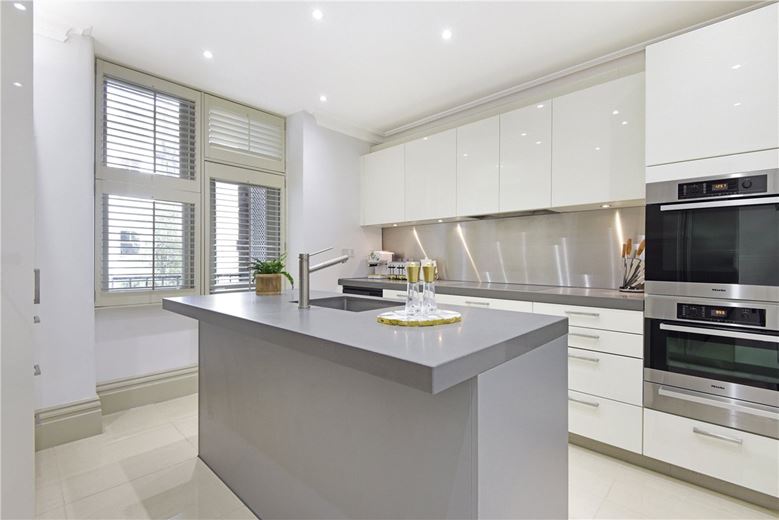 3 bedroom flat, Washington House, Basil Street SW3 - Available