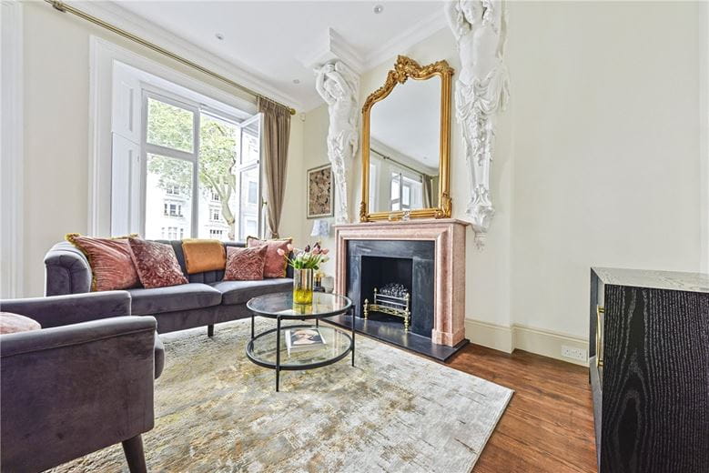 2 bedroom maisonette, Ovington Square, Knightsbridge SW3 - Available