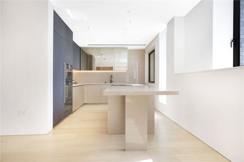 3 bedroom flat, St Mary Abbots Place, Kensington W8 - Available