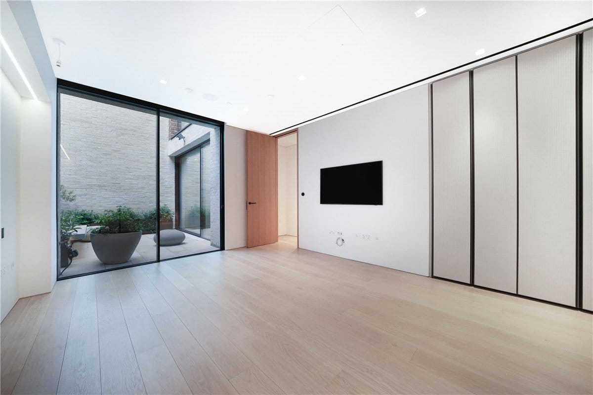 3 bedroom flat, St Mary Abbots Place, Kensington W8 - Available