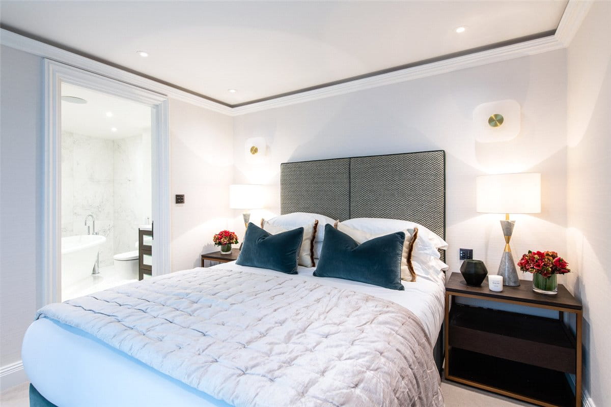 2 bedroom flat, Prince Of Wales Terrace, Kensington W8 - Available