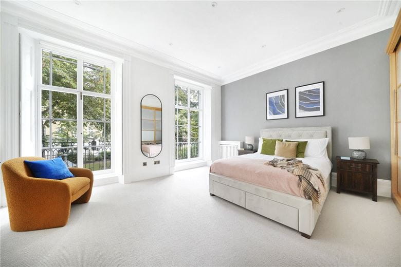 2 bedroom flat, Brompton Square, Knightsbridge SW3 - Available