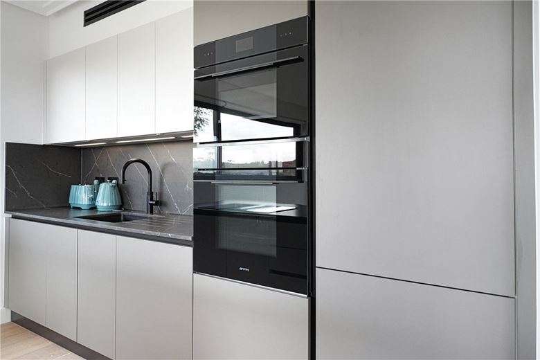 3 bedroom flat, Brewster Gardens, North Kensington W10 - Available