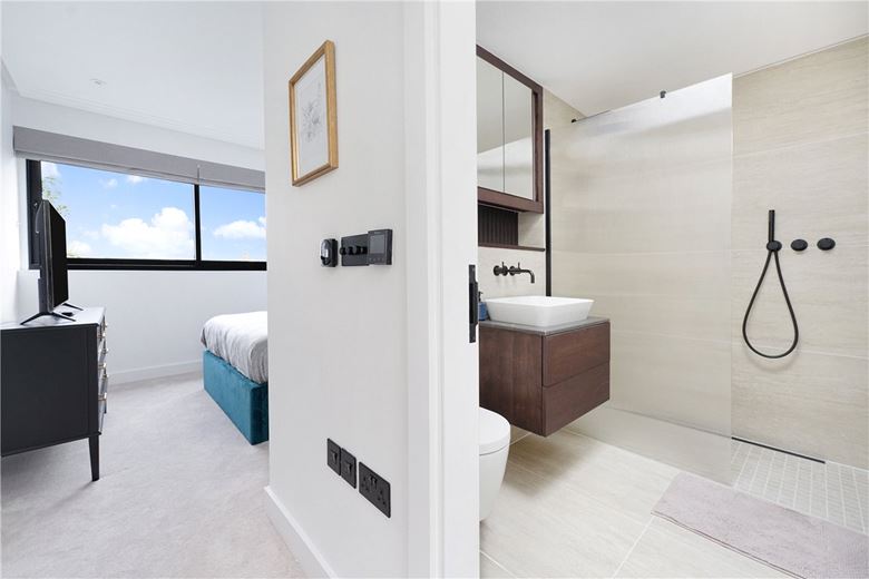 3 bedroom flat, Brewster Gardens, North Kensington W10 - Available