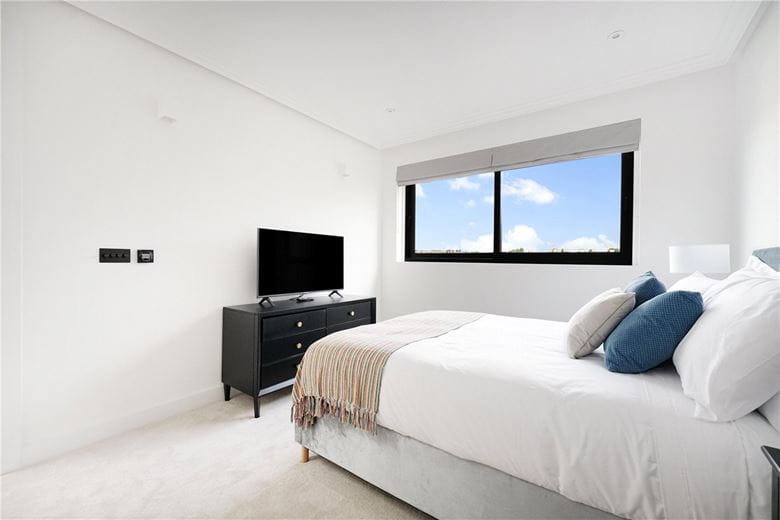 3 bedroom flat, Brewster Gardens, North Kensington W10 - Available