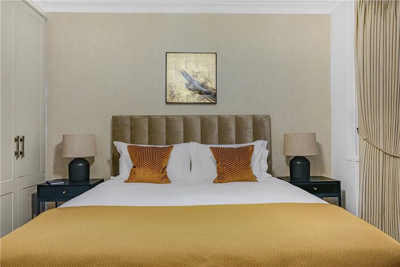 3 bedroom flat, Holland Park, London W11 - Available